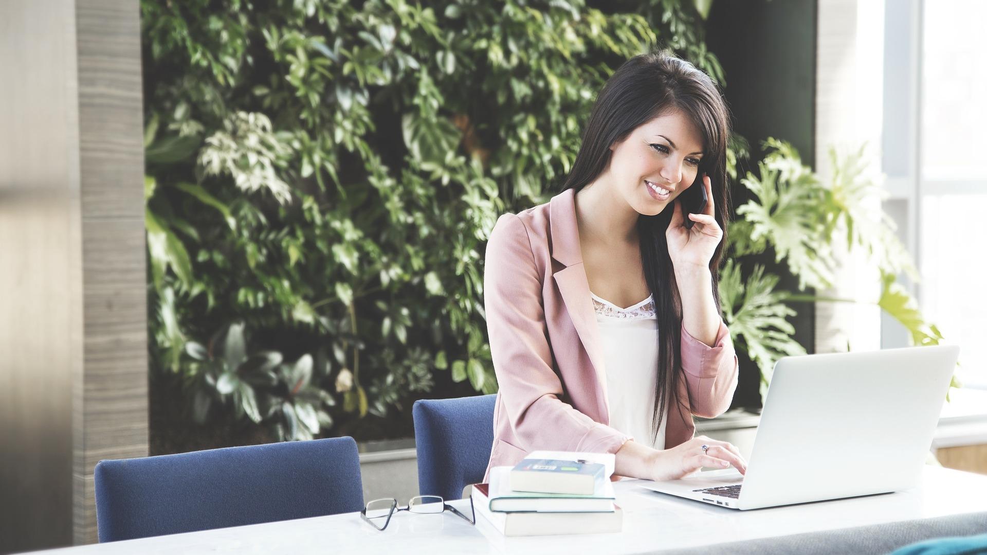 mujer-habalndo-por-telefono